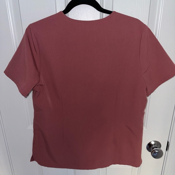 Figs women’s three pocket scrub top. - Picture 2 of 4